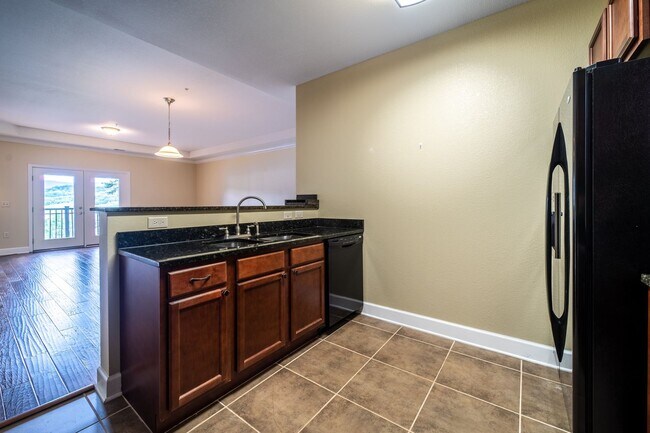 Building Photo - Lakefront Condo for Rent | 2 Bed, 2 Bath |...