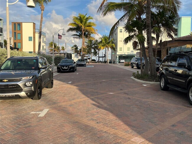 Building Photo - 326 Wilson St