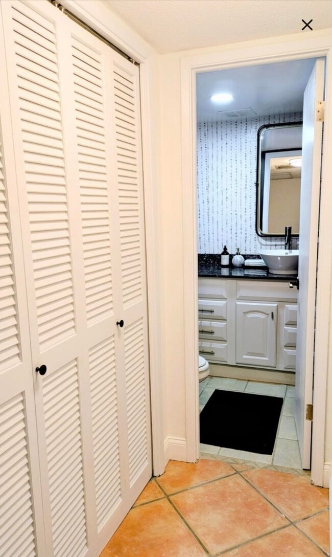 Building Photo - 3100 N Palm Aire Dr