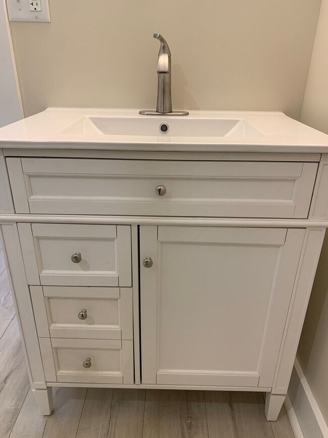 Building Photo - 824 E High St