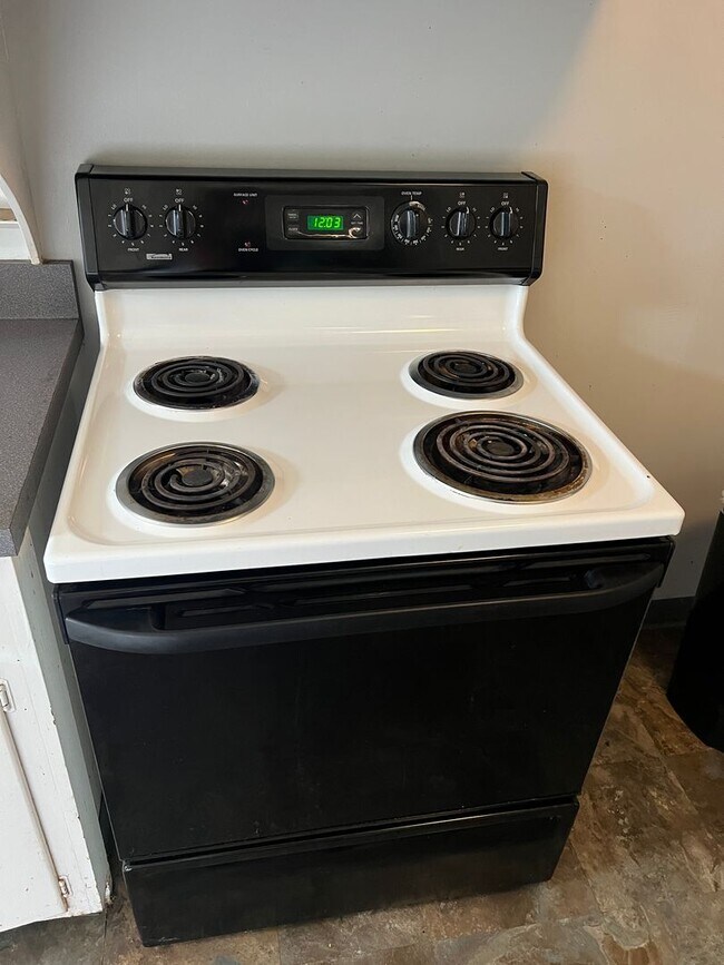 Building Photo - 500 SQFT. STUDIO UNIT NEAR DOWNTOWN HAYWARD. PRIME LOCATION, PRIVATE ENTRENCE, AND MORE!!!