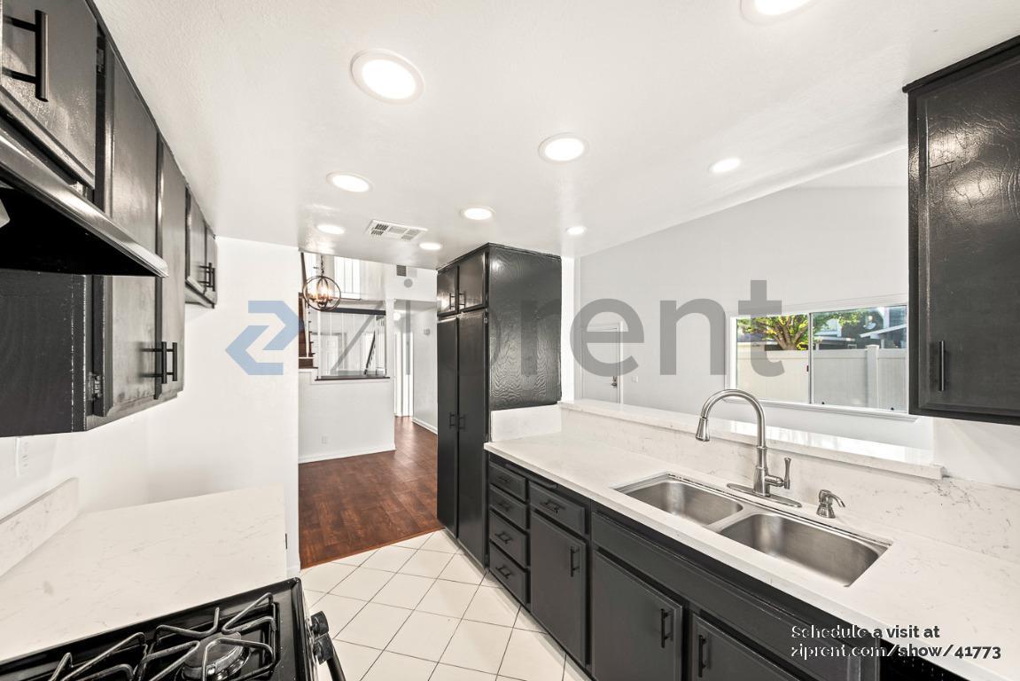 Building Photo - 14140 Oro Grande St