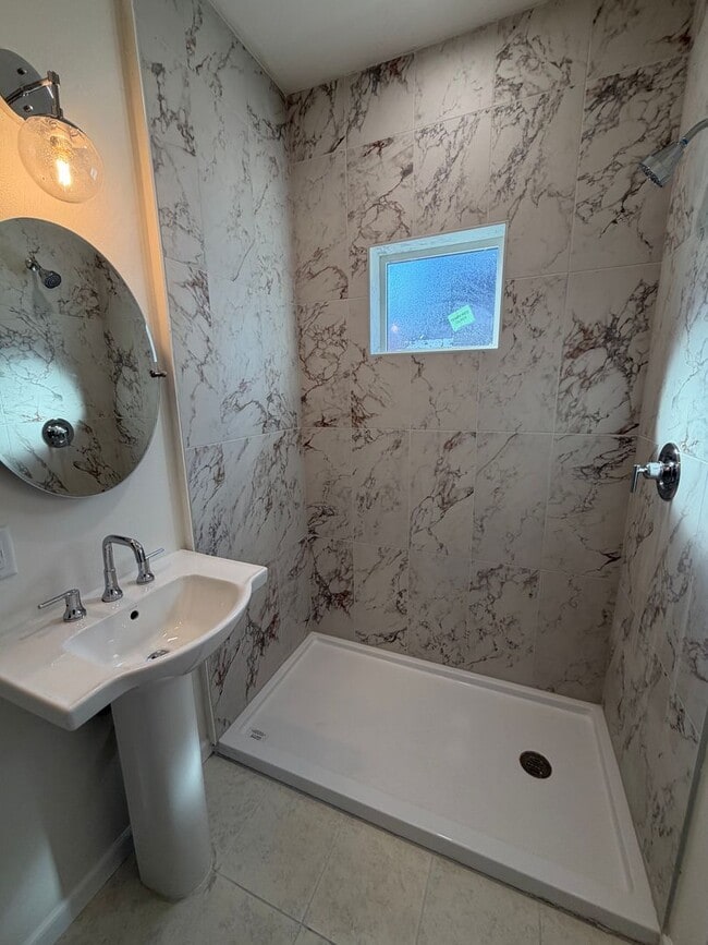 Building Photo - 3 Bedroom | 2 Bathroom | 1 Car Garage | Springfield MO!