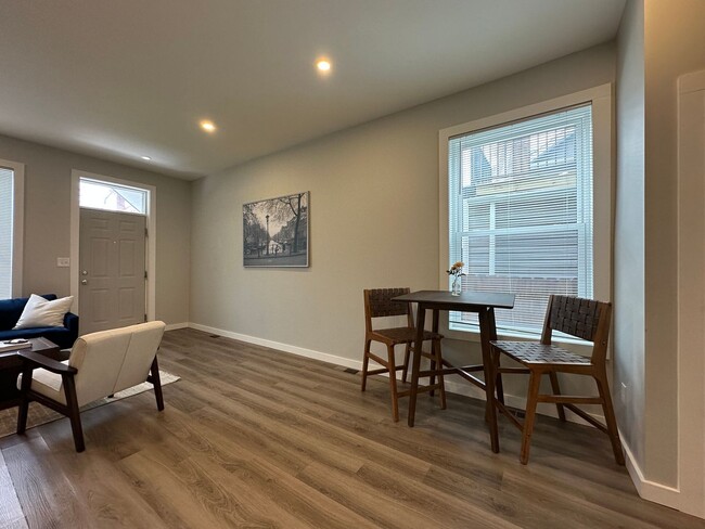 Building Photo - Newly Renovated 2 Bed, 2.5 Bath Furnished Home in Columbus