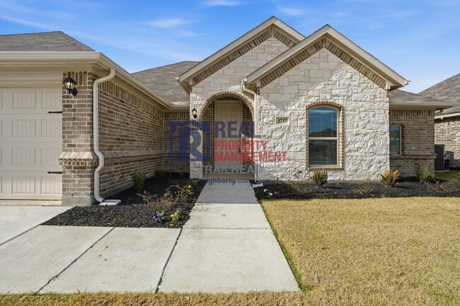 Building Photo - Thoughtfully Designed 4 Bed Home with Elevated Interiors and Lake Views