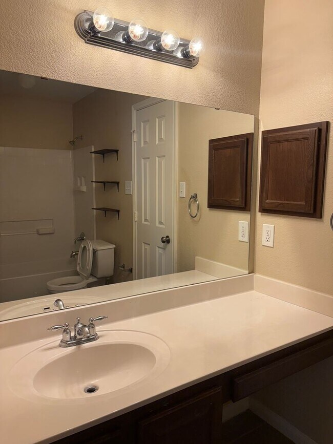 Building Photo - AVAILABLE NOW!