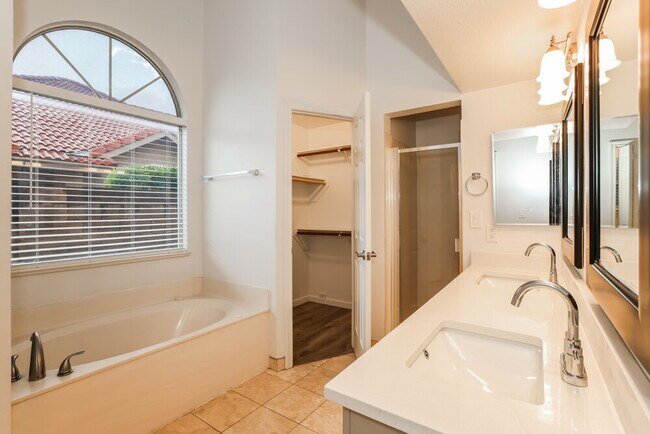 Building Photo - 707 W Mesquite St