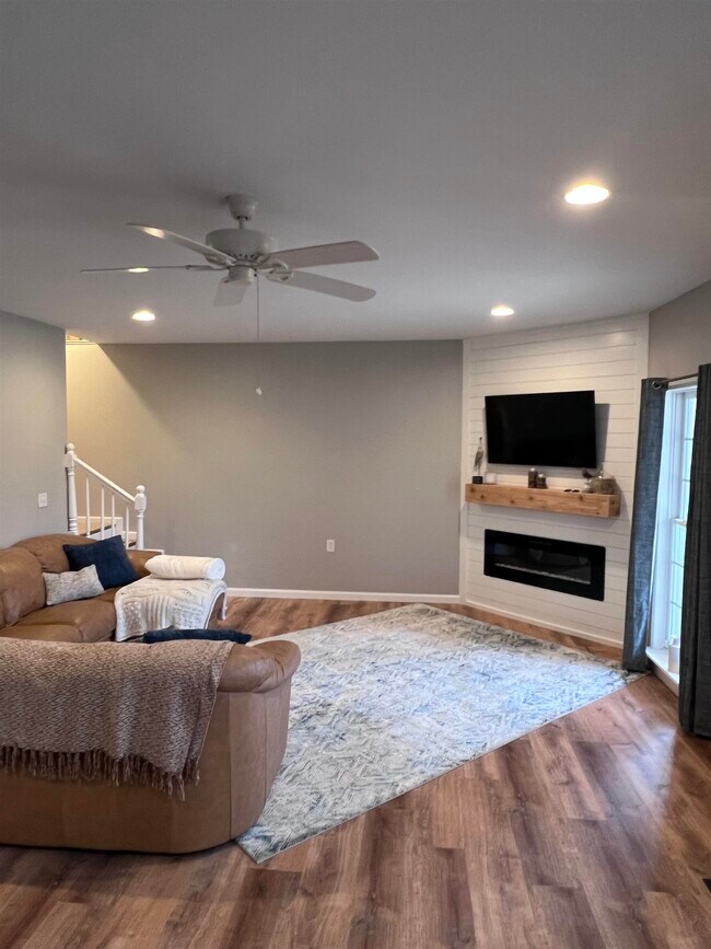 Building Photo - 219 E River Bend Dr