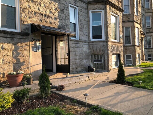 Building Photo - Beautiful Greystone building on Chicago's iconic Augusta Boulevard in the Ukrainian Village / Hum...