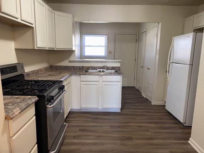 Building Photo - ***1st and 2nd Month: 2-weeks Free Rent***...