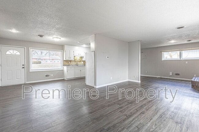 Building Photo - 7607 E 110th St