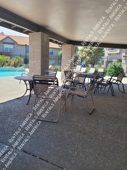 Building Photo - 1961 N Hartford St