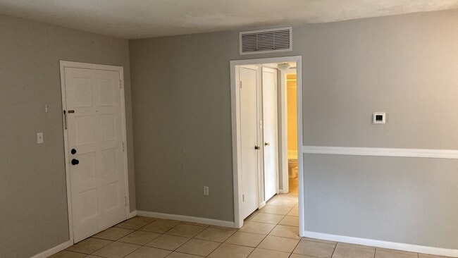 Building Photo - One Bedroom Rental in South Tampa!