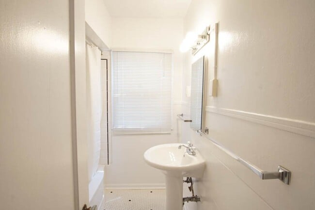 Building Photo - Charming NW 1-Bed Ready Late May!