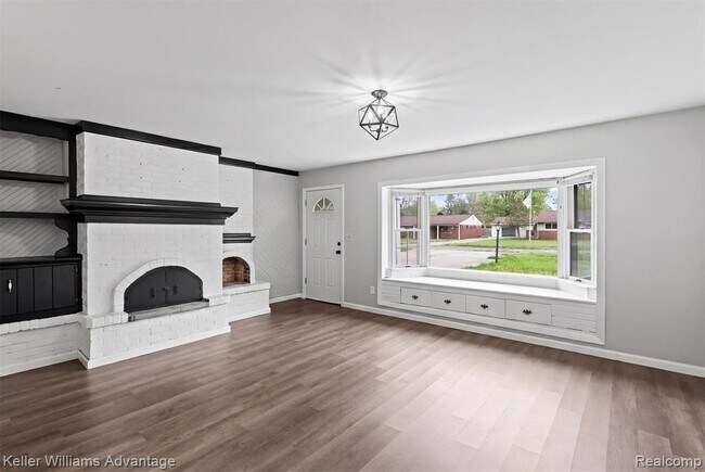 Building Photo - 2479 Ivanhoe Dr