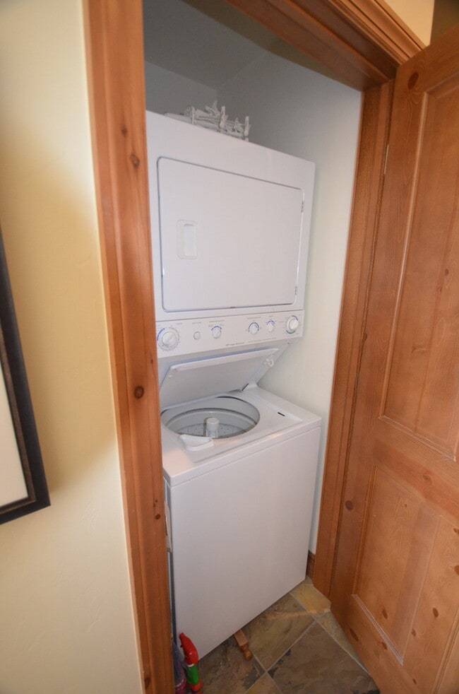 Building Photo - Highlands Green Lodge! Updated One Bedroom close to Main Street! SUMMER ONLY RENTAL!