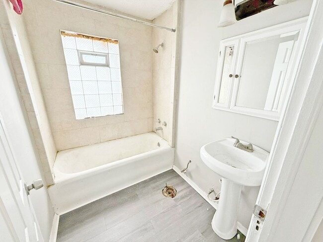 Building Photo - 3 BED 1 BATH BEAUTIFUL SINGLE HOME!