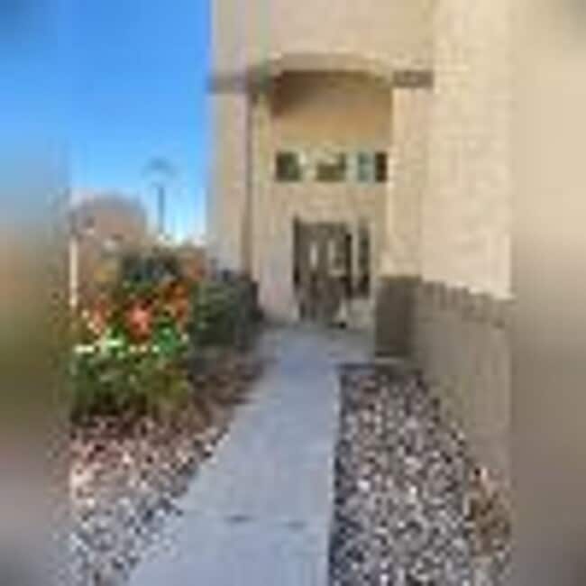 Building Photo - 4 Bedroom, 2 1/2 Bath Available Now!