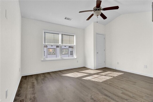 Building Photo - 215 Semel Dr