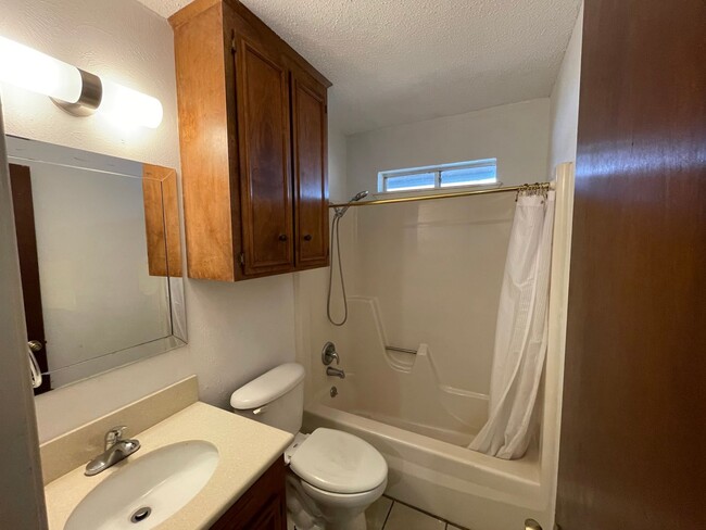 Building Photo - 3/2 Southside 1800 sqft, pet friendly, enclosed yard