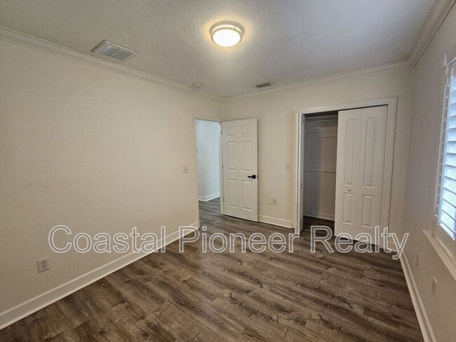 Building Photo - 3912 W Bay View Ave