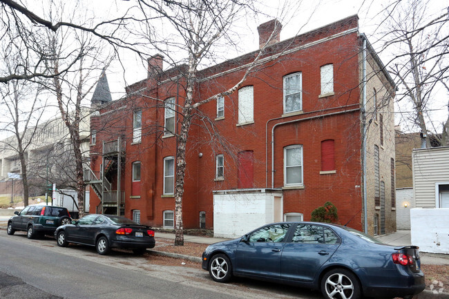 Building Photo - 1057 W Belden Ave