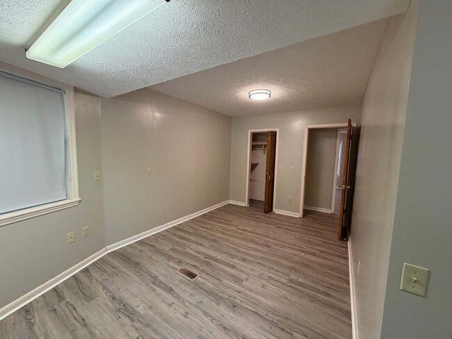 Building Photo - 4084 Friendship Rd
