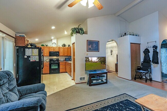 Building Photo - 10279 SE Grandview St