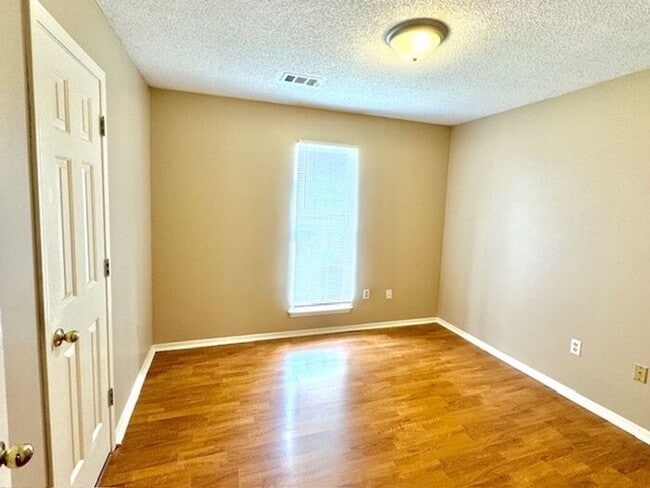 Building Photo - Available September 26, 2025, Charming 3 B...
