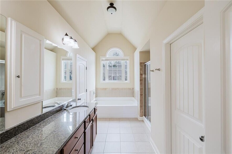 Building Photo - 3562 Fallen Oak Dr