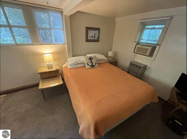 Building Photo - 855 E Front St