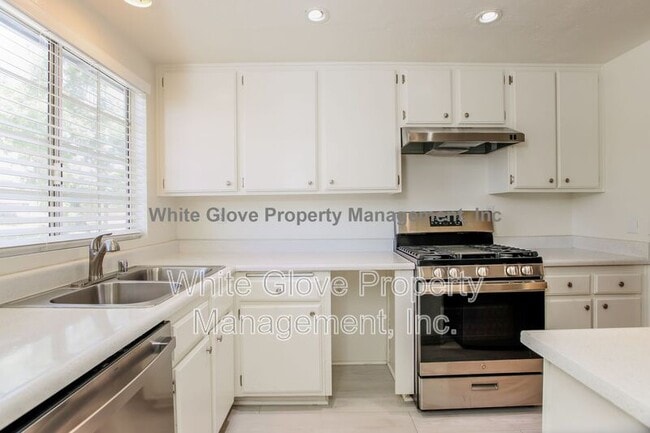 Building Photo - 205 S Redwood Ave