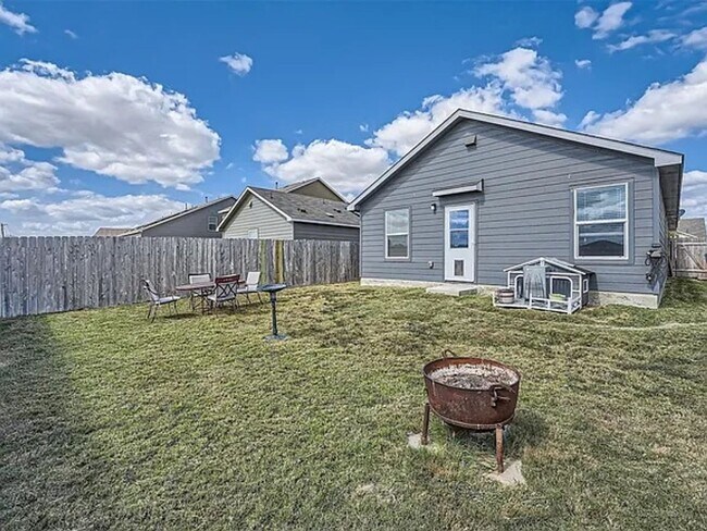 Building Photo - 3 bed 2 bath house with a fenced in backyard