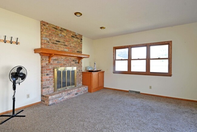 Building Photo - Spacious 3 bed, 2 bath rental in Bloomingt...