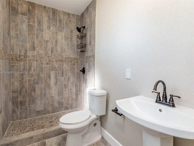 Building Photo - 333 Linwood Dr