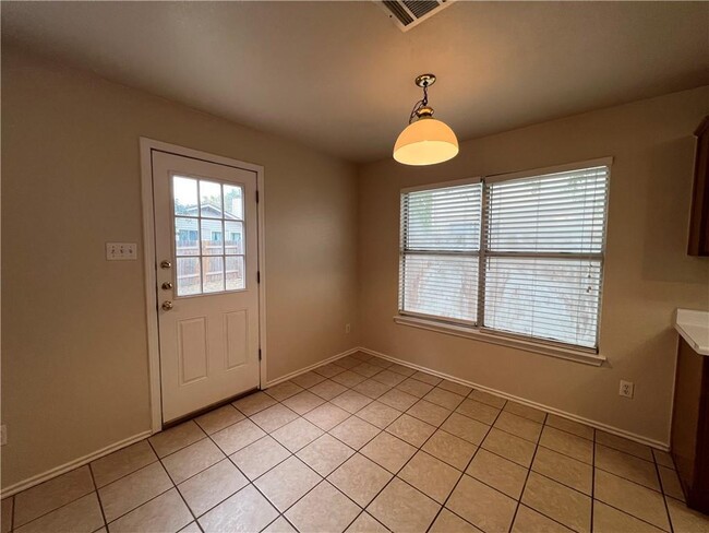 Building Photo - 1033 Christopher Ave