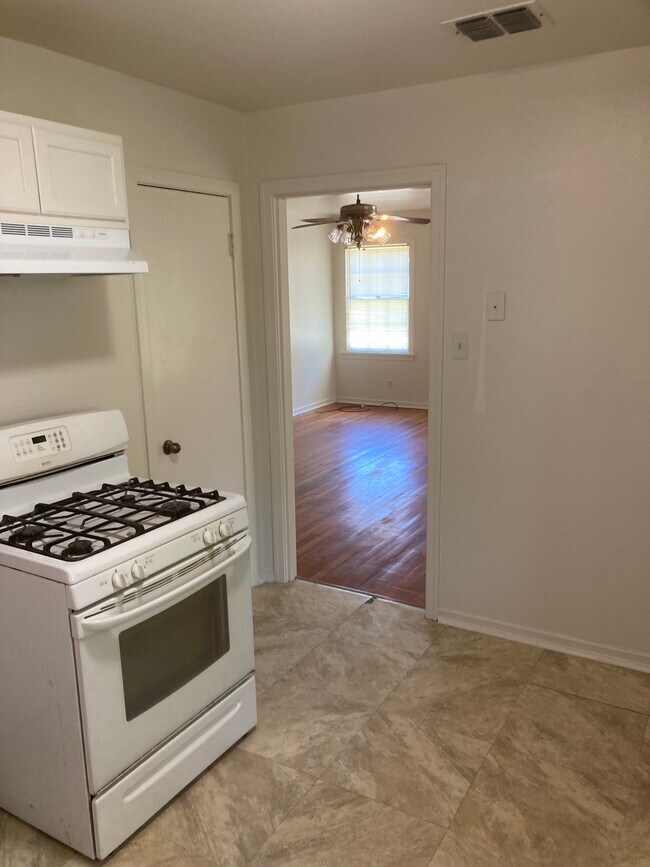 Building Photo - 2746 Mimosa Ave