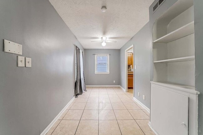 Building Photo - 2533 Greenvale Rd