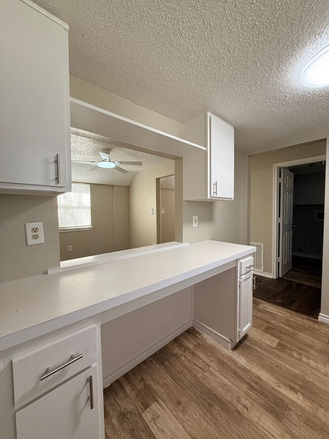 Building Photo - 3 Bedroom 2 Bath 2 Story Updated