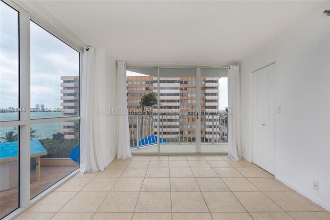 Building Photo - 7601 E Treasure Dr