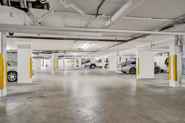 Building Photo - 3051 NE 48th St