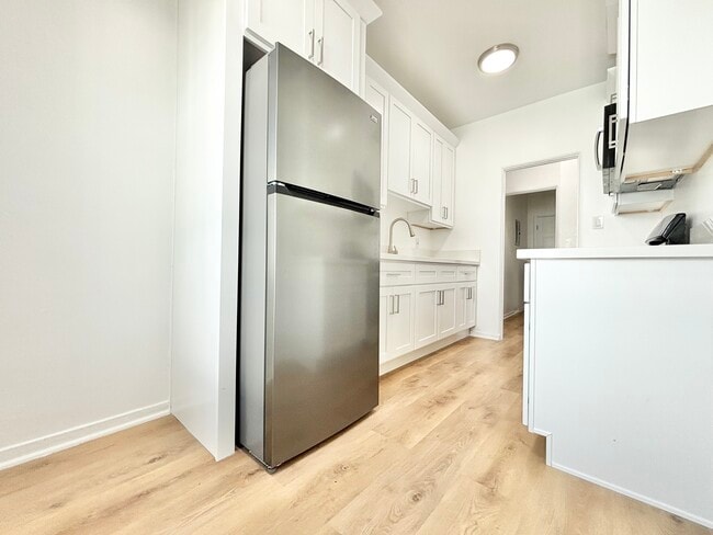 Building Photo - 1812 1/2 W 36th St Los Angeles, CA 90018