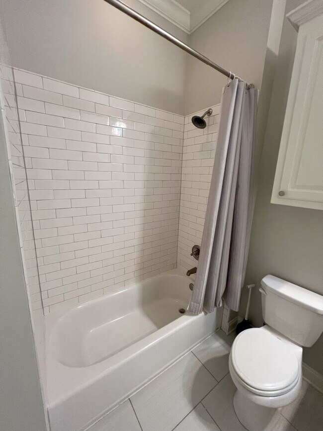 Building Photo - Stunning 4 bedroom, 3 bathroom 2 story hom...