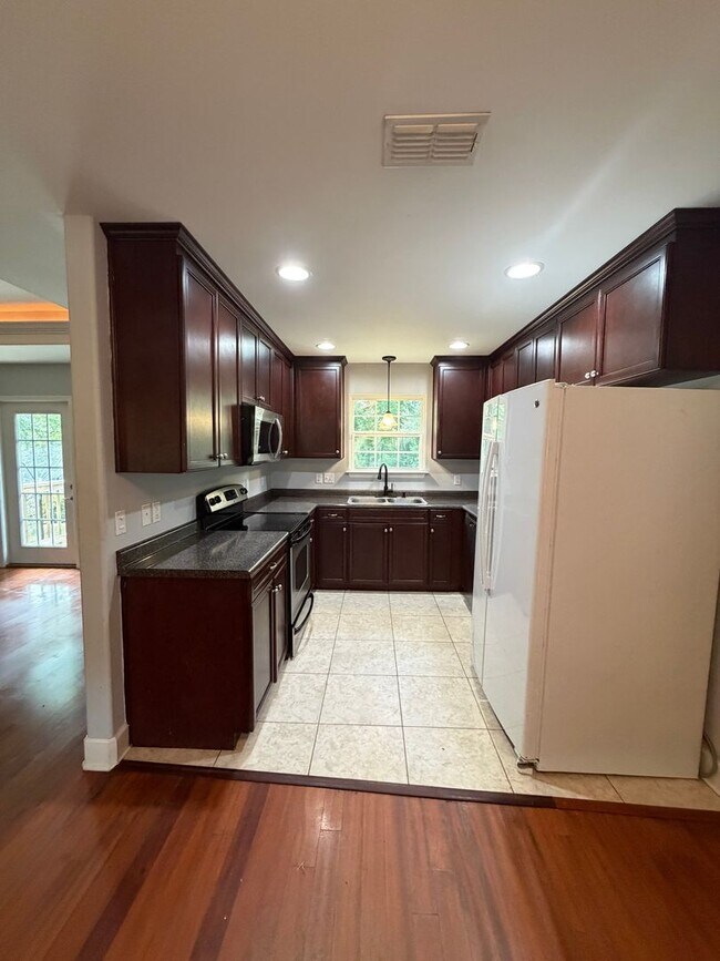 Building Photo - 3/2 home located just off N. Meridian and Available NOW.