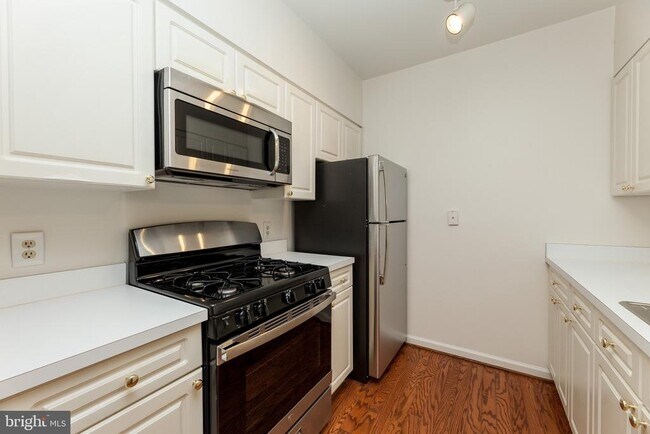 Building Photo - 2204 Westcourt Ln