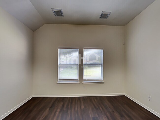 Building Photo - 1735 Park Oak Drive