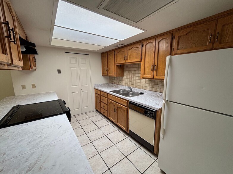 Building Photo - 1200 E River Rd