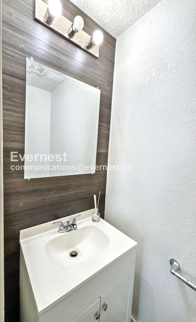 Building Photo - 1098 E 17th Ave