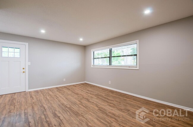 Building Photo - 886 St Charles Ave NE