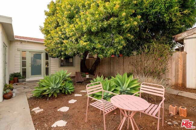 Building Photo - 818 Palms Blvd